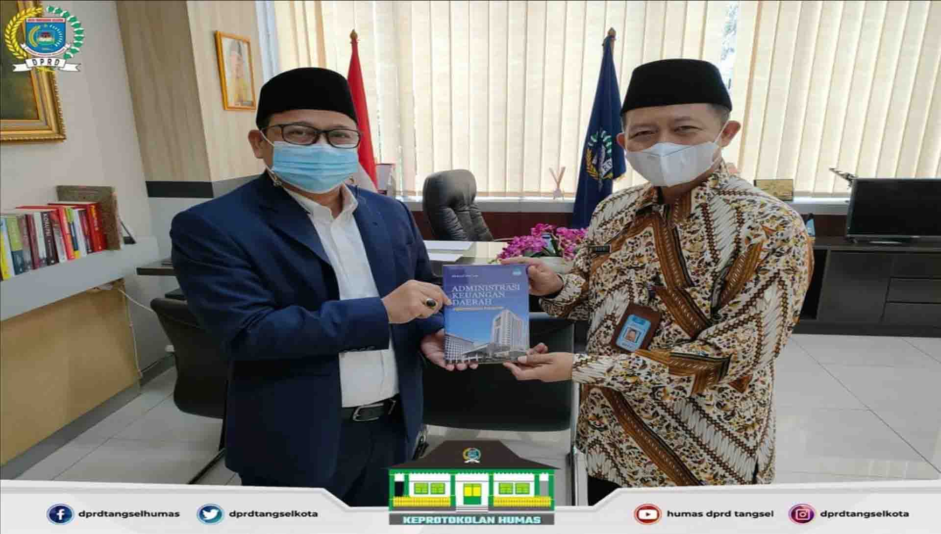 Ketua DPRD menerima simbolis Donasi Buku Administrasi Keuangan Daerah